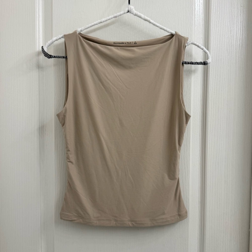 ABERCROMBIE Soft Matte Seamless Slash Top